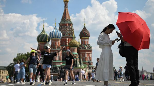 Туристы на Красной площади в Москве. архивное фото  - Sputnik Кыргызстан