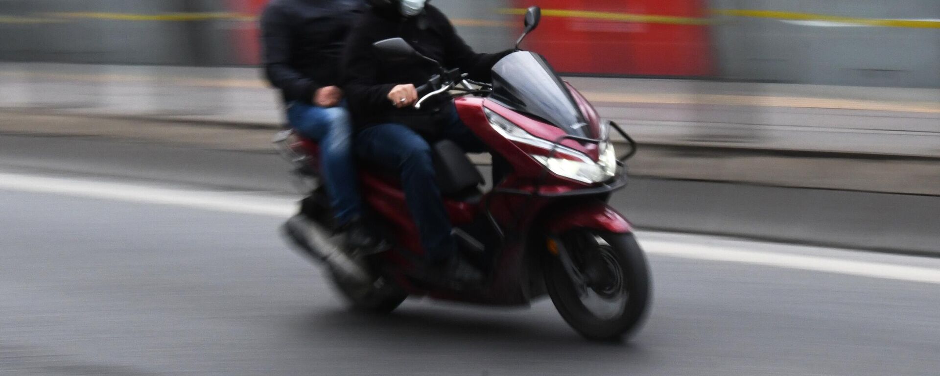 Жолдо бараткан мопед. Архив - Sputnik Кыргызстан, 1920, 14.01.2026