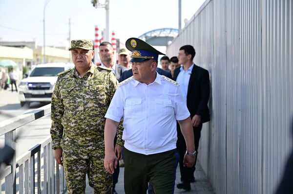 Глава ГКНБ Камчыбек Ташиев с неожиданной проверкой посетил КПП &quot;Достук&quot; на кыргызско-узбекской границе - Sputnik Кыргызстан