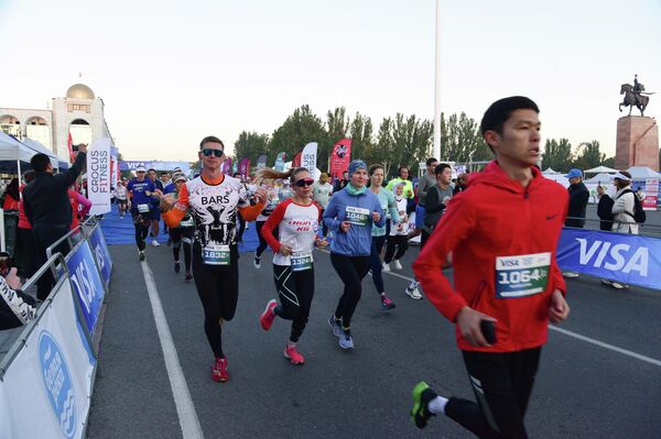 В Бишкеке 21 сентября пройдет крупнейший марафон Кыргызстана — Bishkek Snow Leopard Run, в котором примут участие 5 тысяч бегунов, в том числе из-за рубежа - Sputnik Кыргызстан