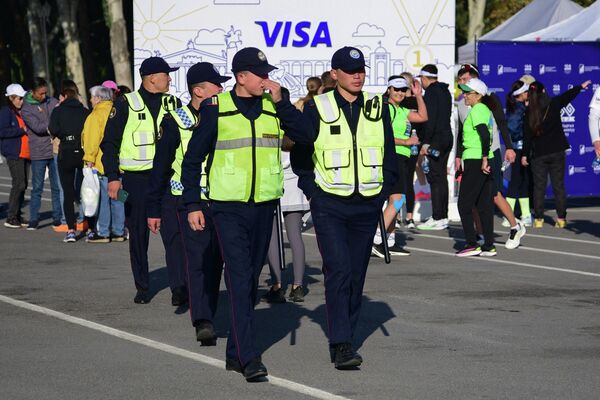 Жарым марафондун жүрүшүндө коопсуздукту тартип сакчылары камсыздашты - Sputnik Кыргызстан