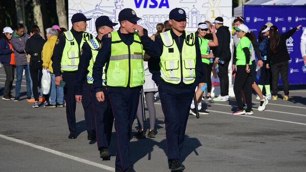 Коомдук тартипке көз салган милиция кызматкерлери. Архив - Sputnik Кыргызстан