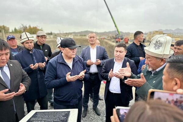 Министрлер кабинетинин төрагасынын орун басары, УКМК төрагасы Камчыбек Ташиев Баткен шаарындагы мамлекеттик ипотекалык үйлөрдүн курулушуна капсула салды - Sputnik Кыргызстан