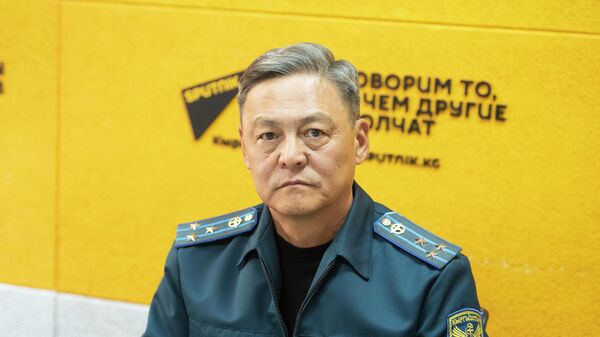 Жерде жүрүүчү жана суу транспорту департаментинин транспорттук көзөмөл башкармалыгынын башчысы Кеңешбек Доолетов - Sputnik Кыргызстан