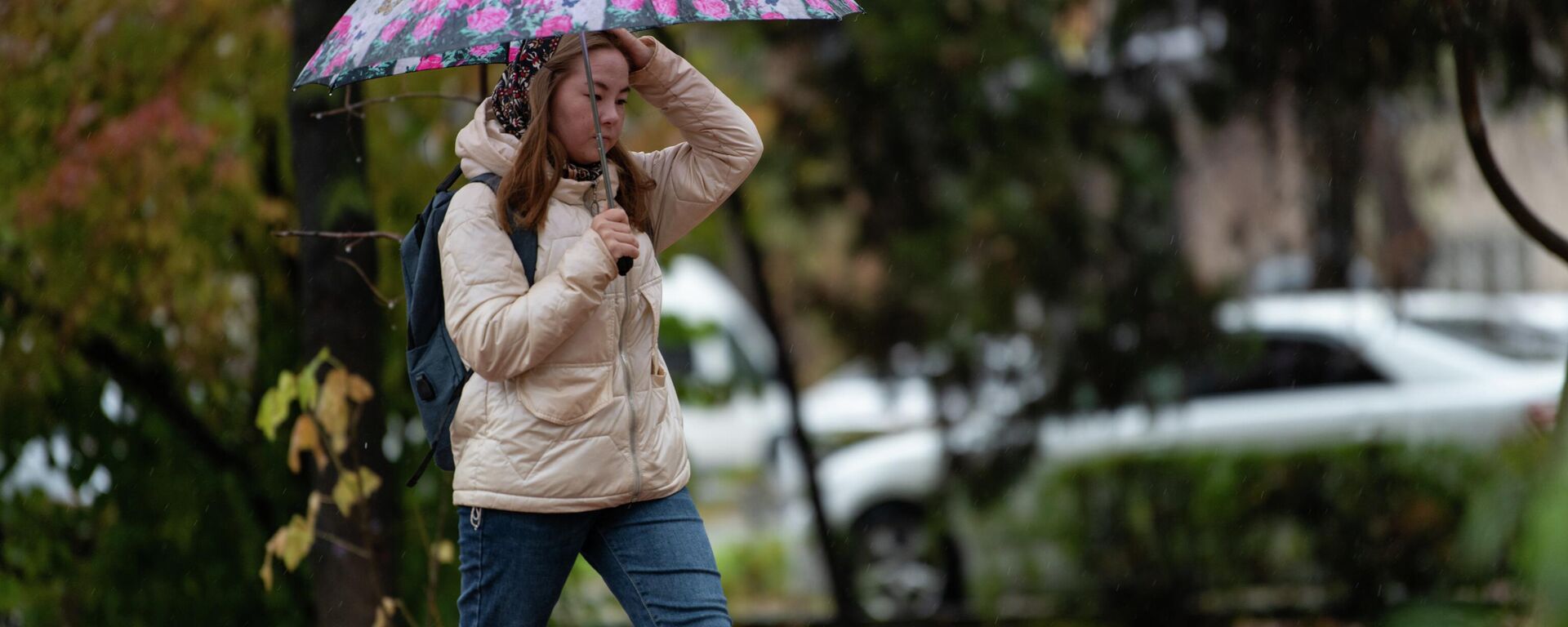 Девушка идет по бульвару Эркиндик во время дождя в Бишкеке. Архивное фото - Sputnik Кыргызстан, 1920, 30.11.2025