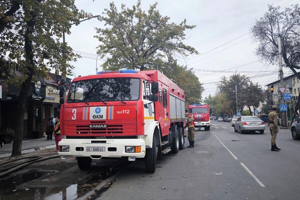 По данным МЧС, площадь возгорания составила 350 квадратных метров. Пострадавших нет - Sputnik Кыргызстан