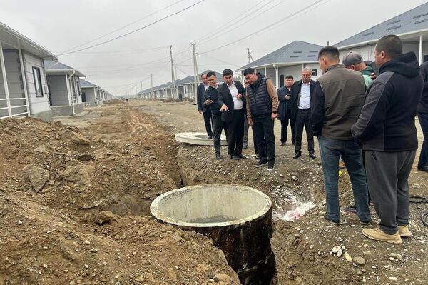 Село уже обеспечено электричеством, сейчас в дома проводят воду, укладывают канализационные трубы - Sputnik Кыргызстан