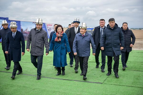 Министрлер кабинетинин төрагасы Акылбек Жапаров &quot;Манас&quot; соода-логистикалык шаарынын&quot; курулушуна капсула салуу аземине катышты - Sputnik Кыргызстан