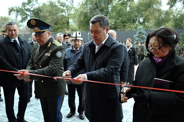 Президент Садыр Жапаров принял участие в церемонии открытия Академии ГКНБ имени генерал-лейтенанта А. Бакаева - Sputnik Кыргызстан