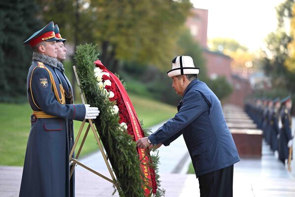 Акылбек Жапаров Россияга болгон расмий сапарынын алкагында Кремль дубалынын жанындагы Белгисиз жоокердин күмбөзүнө гүлчамбар койду. - Sputnik Кыргызстан