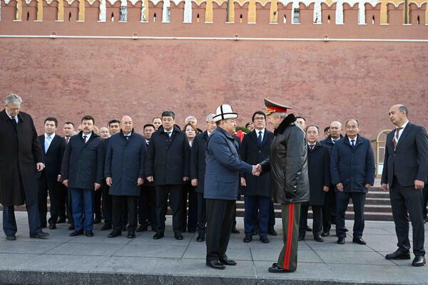 Акылбек Жапаровду Кыргызстандын арсмий делегация мүчөлөрү коштоп жүрдү - Sputnik Кыргызстан