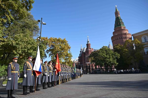 Гүлчамбар коюлгандан кийин курман болгон жоокерлер бир мүнөт унчукпай эскерилди - Sputnik Кыргызстан