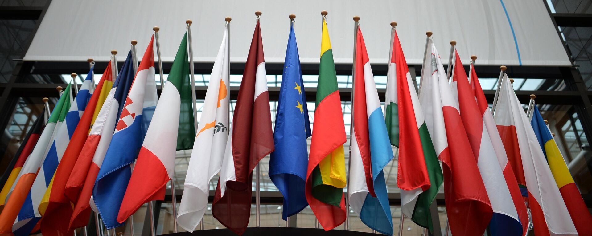 Флаги стран Европейского союза в здании Европарламента. Архивное фото - Sputnik Кыргызстан, 1920, 16.03.2026