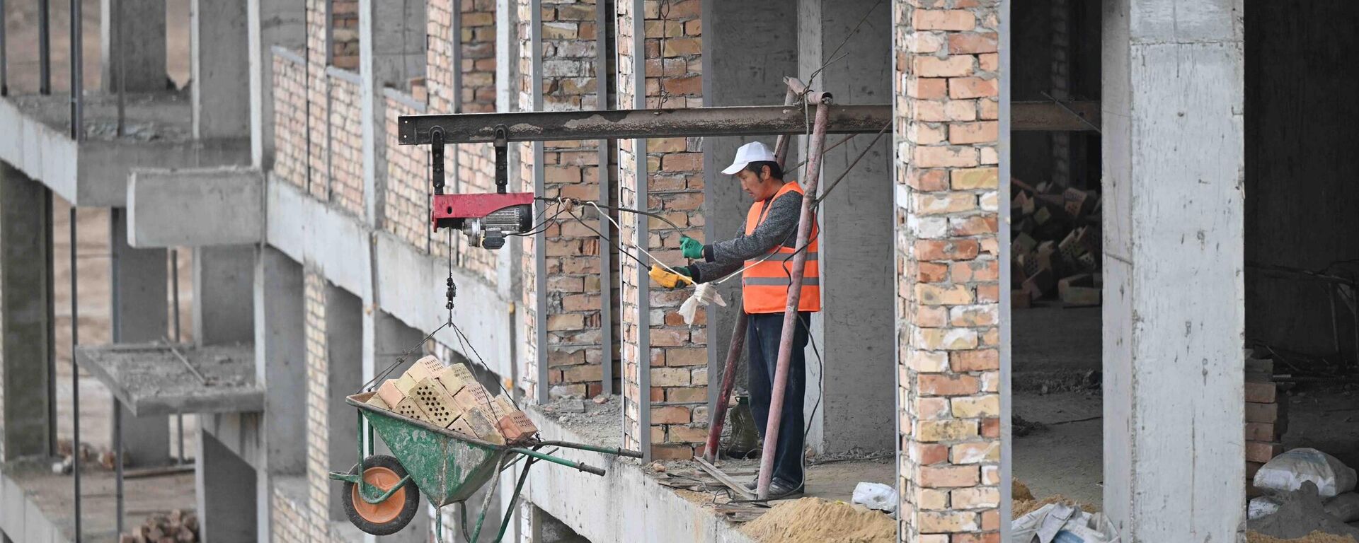 Ош шаарындагы жалпы билим берүүчү мектептин курулушу. Архив - Sputnik Кыргызстан, 1920, 24.12.2025