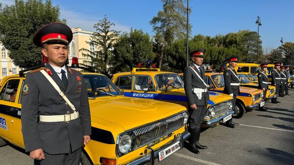 Выставка раритетных милицейских машин в Бишкеке в честь 100-летия МВД КР - Sputnik Кыргызстан