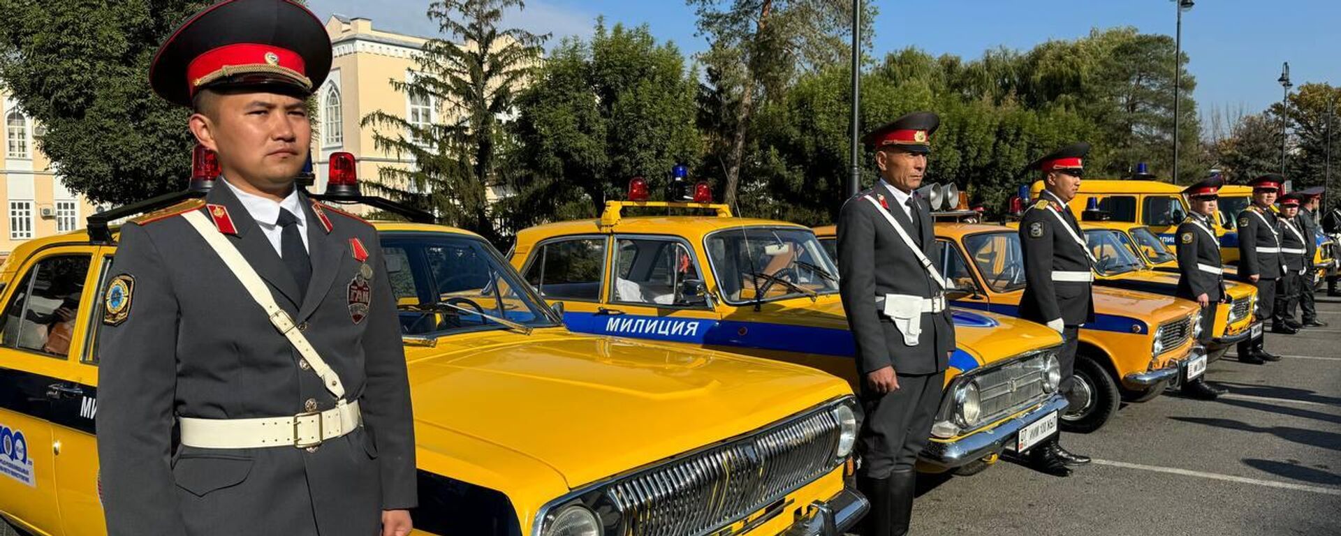 Выставка раритетных милицейских машин в Бишкеке в честь 100-летия МВД КР - Sputnik Кыргызстан, 1920, 30.10.2024