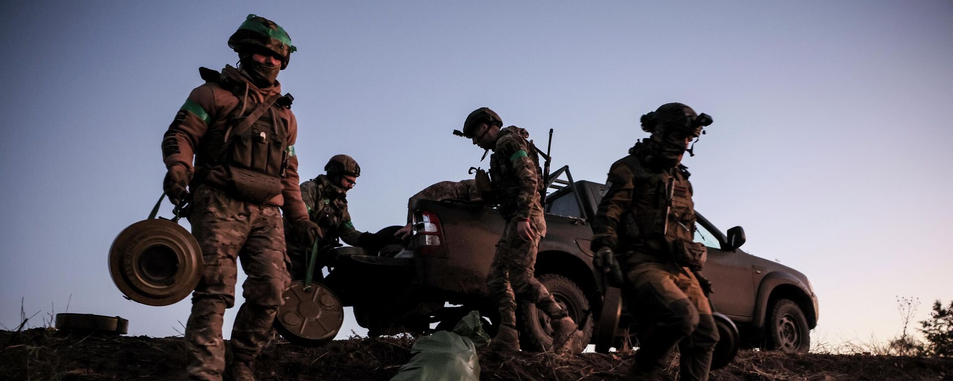 Украинские 
военнослужащие устанавливают противотанковые мины у города Часов Яр - Sputnik Кыргызстан, 1920, 07.11.2024