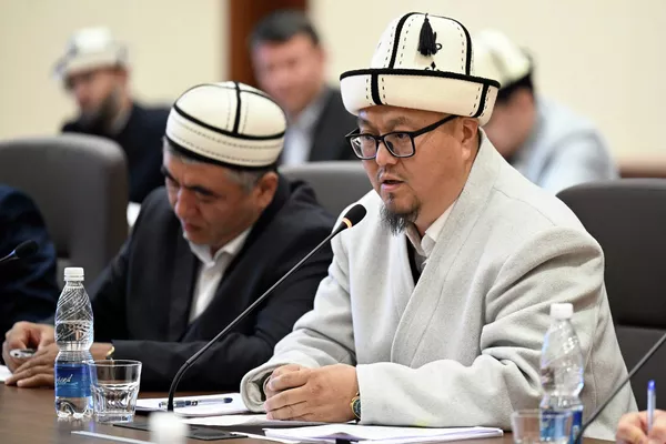 По мнению президента, новая редакция &quot;религиозного&quot; закона укрепит позиции ДУМК и Совета улемов, а также упорядочит регулирование всех конфессий - Sputnik Кыргызстан