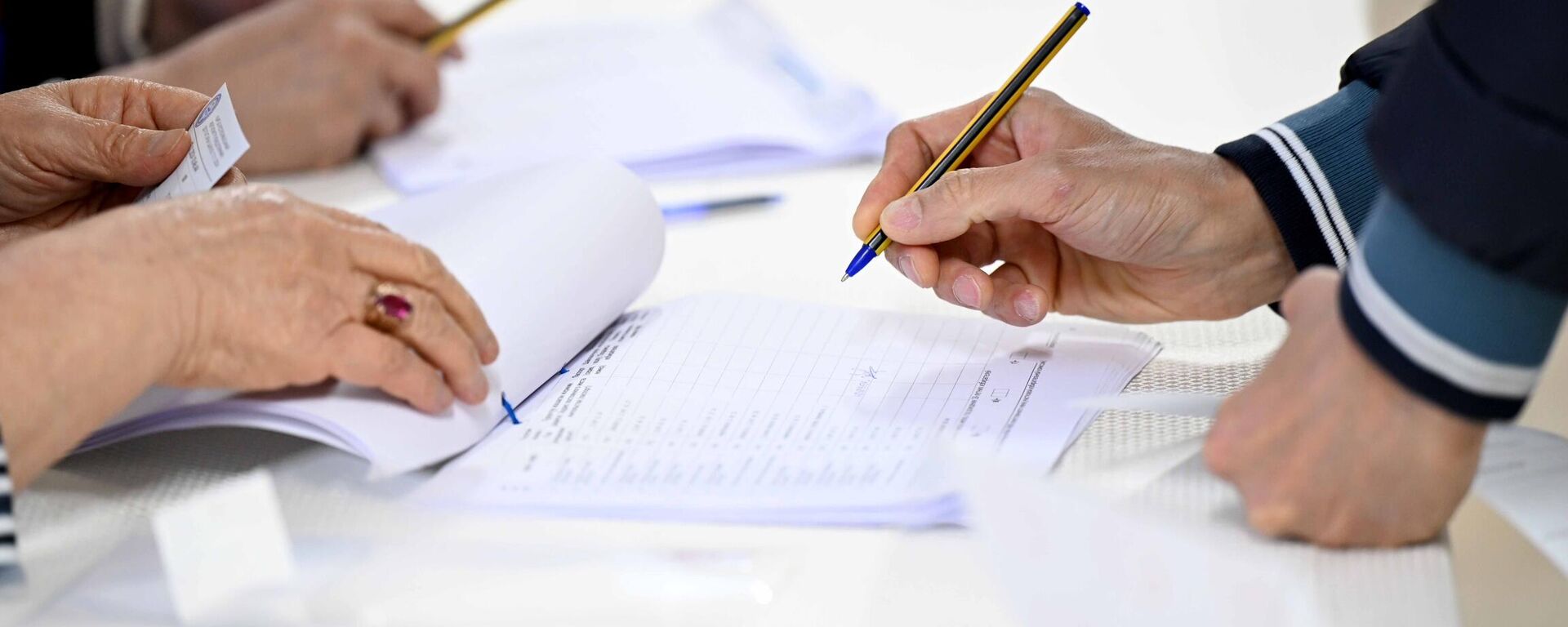 Үч партия Жогорку Кеңешке кезексиз шайлоого катышуу ниетин билдирди. Архив - Sputnik Кыргызстан, 1920, 12.10.2025