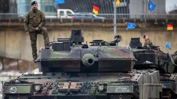 Германиялык жоокер Leopard 2A6 танкынын үстүндө турат. Архив - Sputnik Кыргызстан