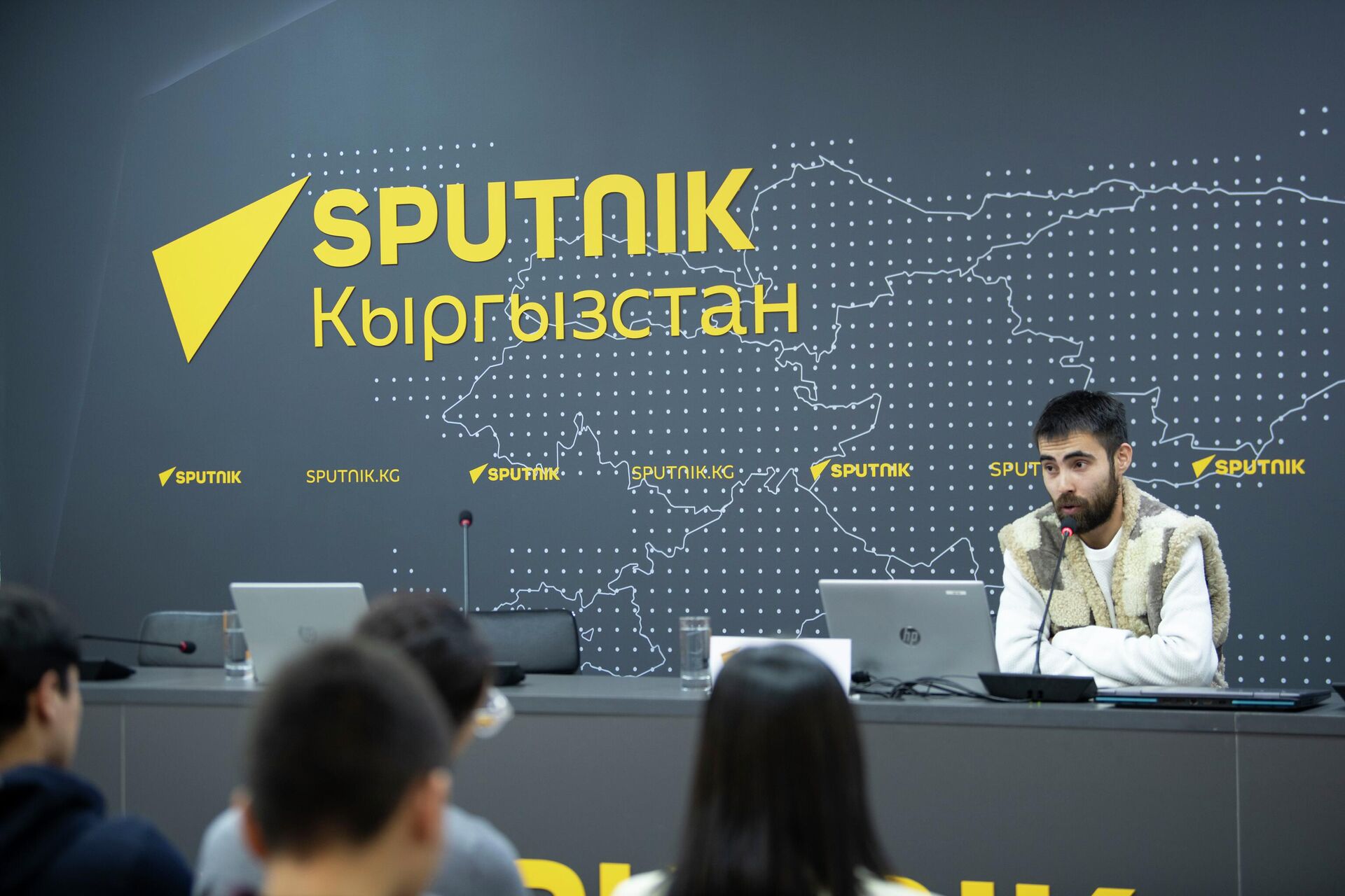 Видеограф Sputnik Кыргызстан Акбар Акжигитов - Sputnik Кыргызстан, 1920, 10.12.2024