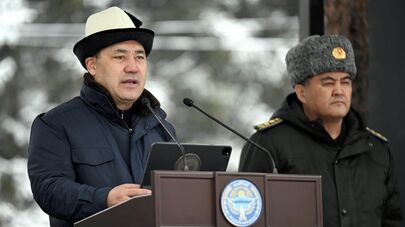 Президент КР постели обновленную войсковую часть в Караколе