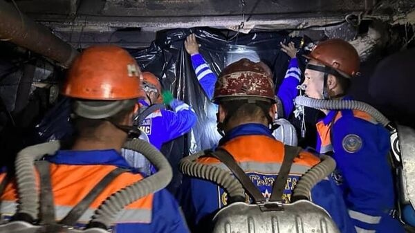 Сотрудники МЧС КР во время спасения человек из шахты в Баткене. Архивное фото - Sputnik Кыргызстан