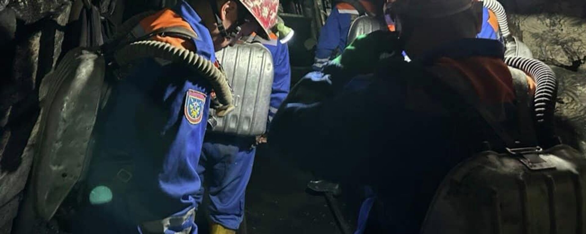 Сотрудники МЧС в одной из шахт в Баткенской области  - Sputnik Кыргызстан, 1920, 08.03.2026
