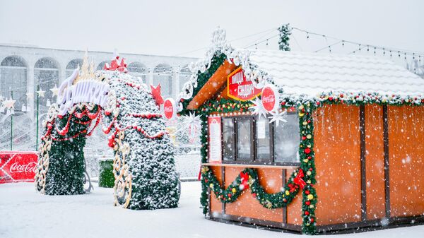 Бишкектеги Ала-Тоо аянтындагы Жаңы жылдык жарманке. Архив - Sputnik Кыргызстан