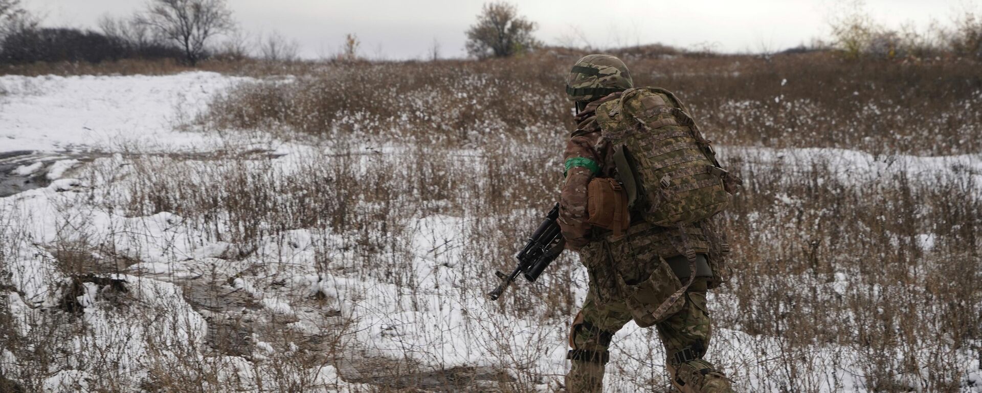 Украинский военный в зоне СВО - Sputnik Кыргызстан, 1920, 24.12.2024