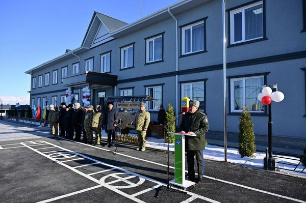 Глава ГКНБ Камчыбек Ташиев открыл погранзаставу в селе Барпы Сузакского района Джалал-Абадской области - Sputnik Кыргызстан