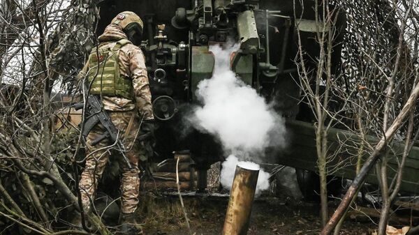 Стрельба снарядами Краснополь из гаубицы 2А65 Мста-Б ЦВО на Красноармейском направлении - Sputnik Кыргызстан