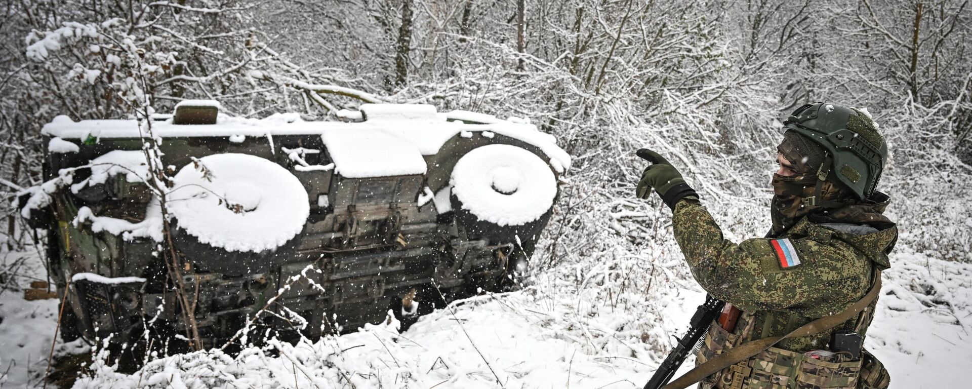 Курск облусунда бузулган брондолгон машинанын жанында россиялык аскер кызматкери. Архив - Sputnik Кыргызстан, 1920, 26.12.2024