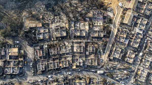 Дома, уничтоженные лесными пожарами в Чили. От огня погибли более 100 человек.  - Sputnik Кыргызстан