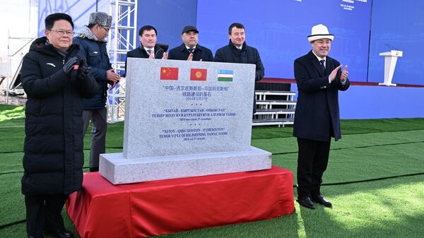 Президент Садыр Жапаров Кытай-Кыргызстан-Өзбекстан темир жолунун курулушунун башталышына старт берди - Sputnik Кыргызстан