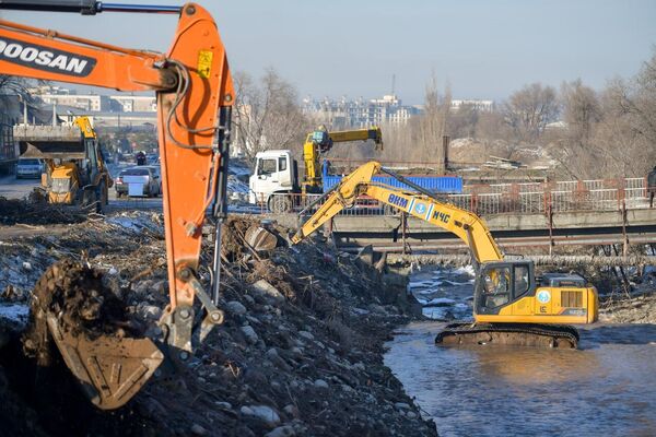 Задействовано 85 единиц спецтехники, в работах участвуют коммунальные службы - Sputnik Кыргызстан