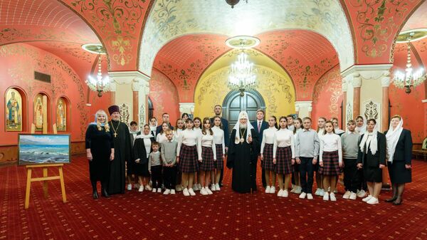 Святейший патриарх Московский и всея Руси Кирилл с детской делегацией соотечественников из Кыргызстана  - Sputnik Кыргызстан