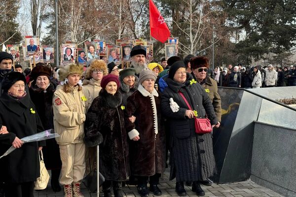 Участникам мероприятия показали нормы хлеба для блокадников: 125 граммов для детей и 250 для взрослых - Sputnik Кыргызстан