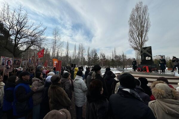 В рамках акции волонтеры проведут уроки мужества в школах городов и сел страны. Молодежи расскажут о тяготах войны и об образе жизни блокадников, продемонстрируют кадры военной хроники. - Sputnik Кыргызстан