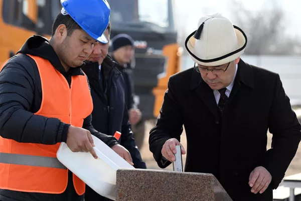 Президент Садыр Жапаров заложил капсулу под строительство здания Генеральной прокуратуры КР в Бишкеке - Sputnik Кыргызстан