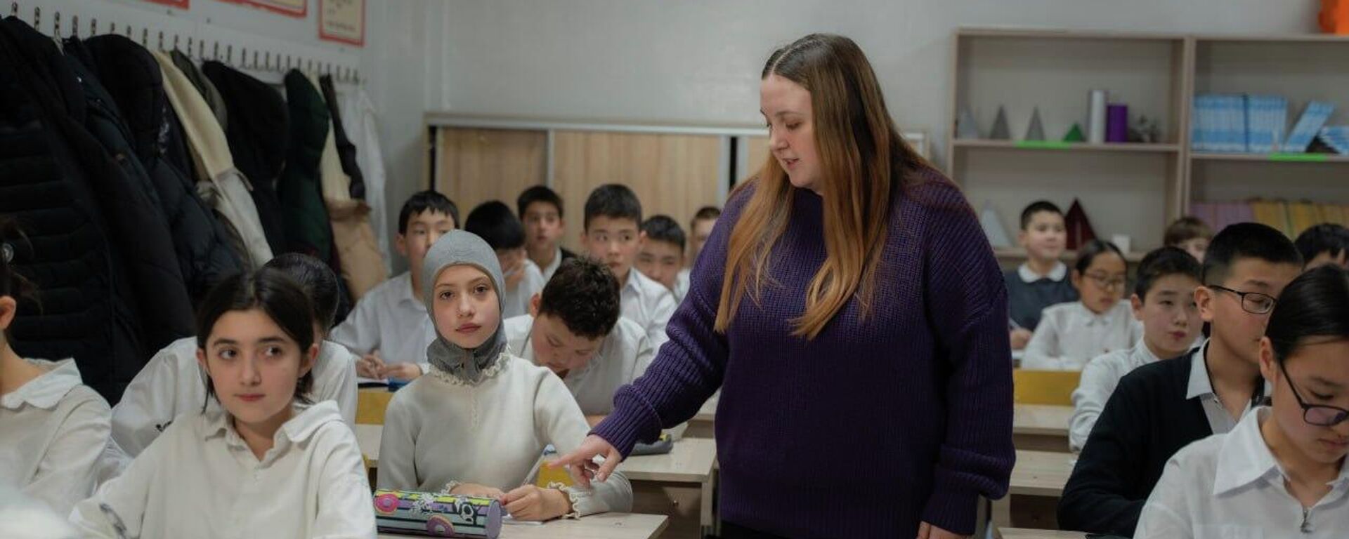 Россиядан келген мугалим. Архивдик сүрөт - Sputnik Кыргызстан, 1920, 07.08.2025