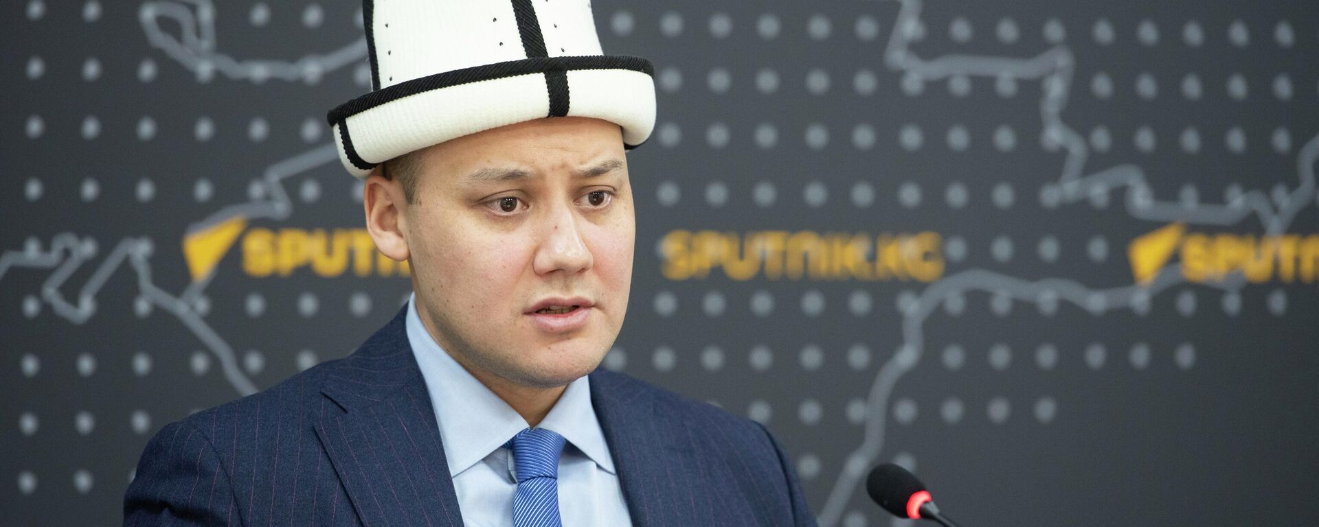 Начальник Управления контроля исполнения решений президента и кабинета министров Азамат Осмонов - Sputnik Кыргызстан, 1920, 01.12.2025