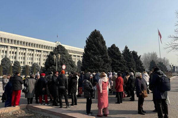 Мүлк ээлери бийлик компенсацияны базар баасынан төмөн кылып, жер тилкелерин коомдук муктаждык үчүн алып коет деп кооптонуп жатышат - Sputnik Кыргызстан