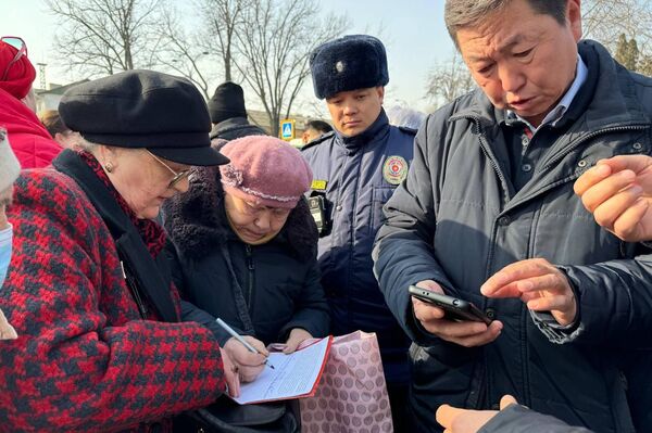 Жогорку Кеңештин имаратынын алдында Жер кодексинин жаңы редакциясына каршы чыккан жарандар кол топтоду - Sputnik Кыргызстан