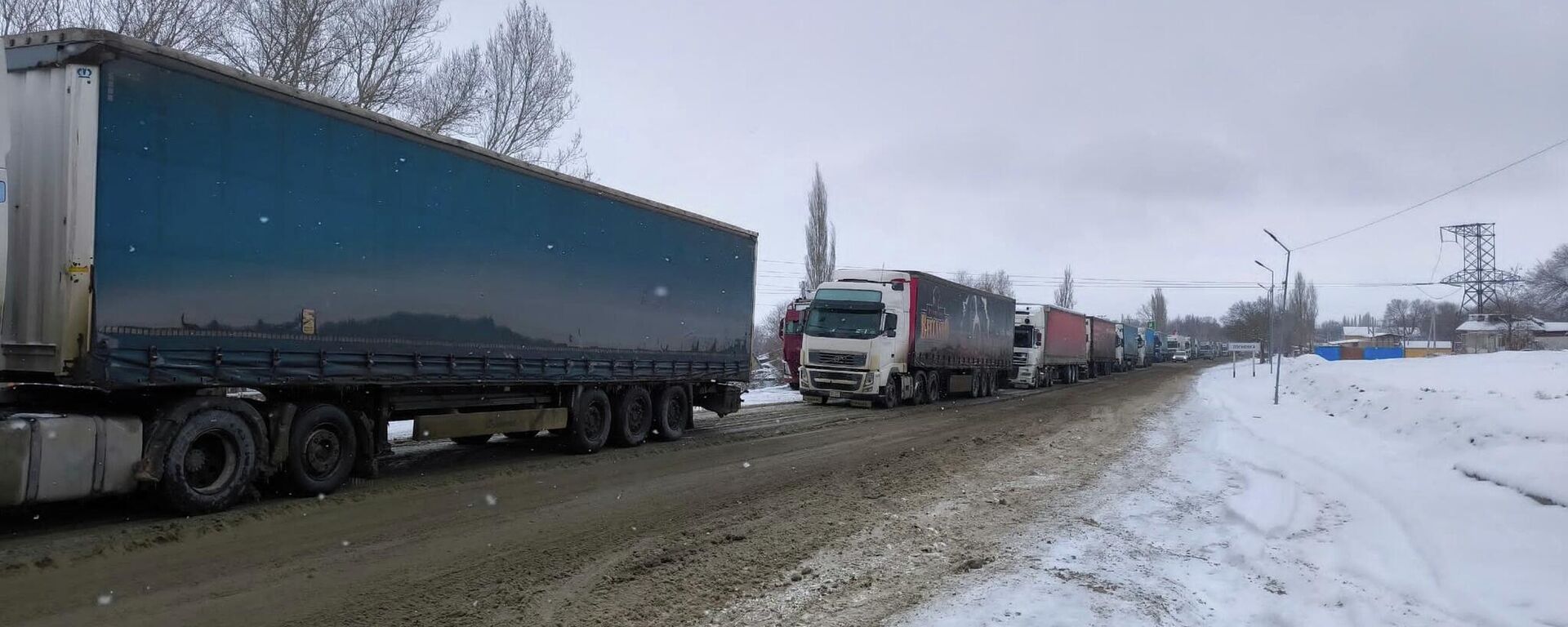 Грузовики на посту Сосновка. Архивное фото - Sputnik Кыргызстан, 1920, 16.01.2026