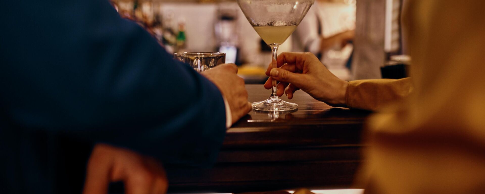 Мужчина и женщина выпивающие в баре. Иллюстративная фотография - Sputnik Кыргызстан, 1920, 27.02.2025