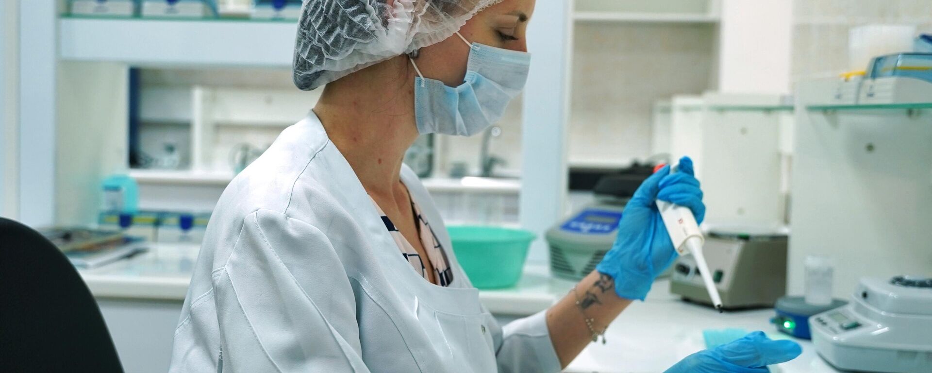ДНК-лабораториянын кызматкери иш учурунда. Архив - Sputnik Кыргызстан, 1920, 28.02.2025