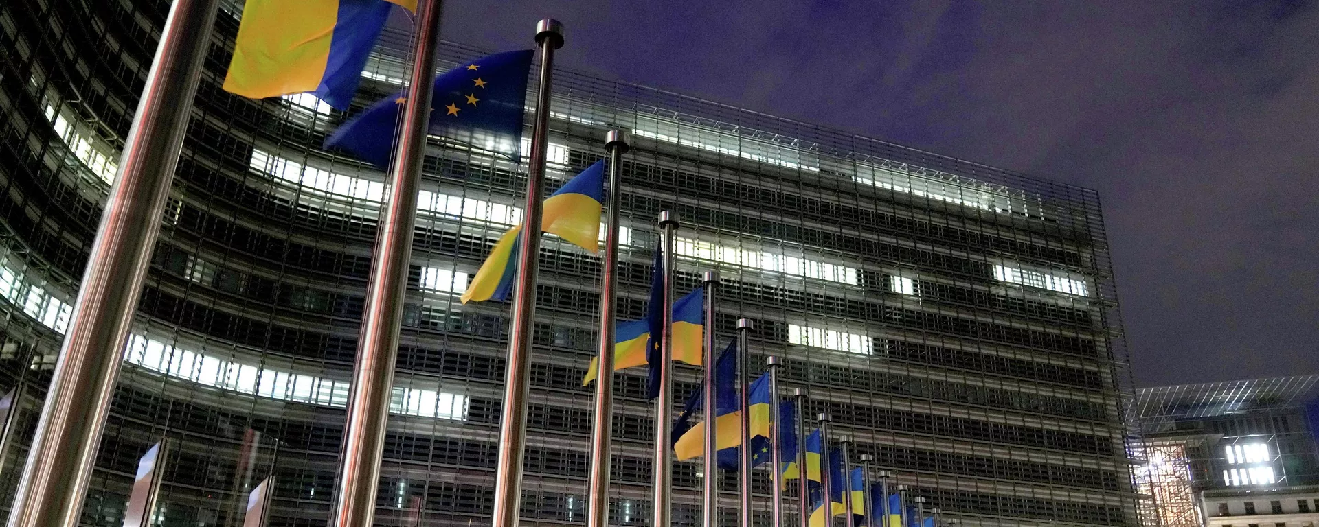 Европа Биримдигинин жана Украинанын желектери. Архив - Sputnik Кыргызстан, 1920, 20.11.2025