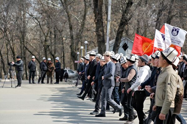 Ак калпак жана улуттук кийимдер күнүнө карата Ош шаарындагы борбордук аянтта жөө жүрүш өтүп, ага миңге жакын активист жаштар катышты - Sputnik Кыргызстан