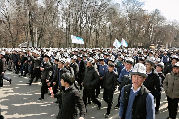 Молодые люди в национальных головных уборах прошли парадным шествием по центральной площади - Sputnik Кыргызстан